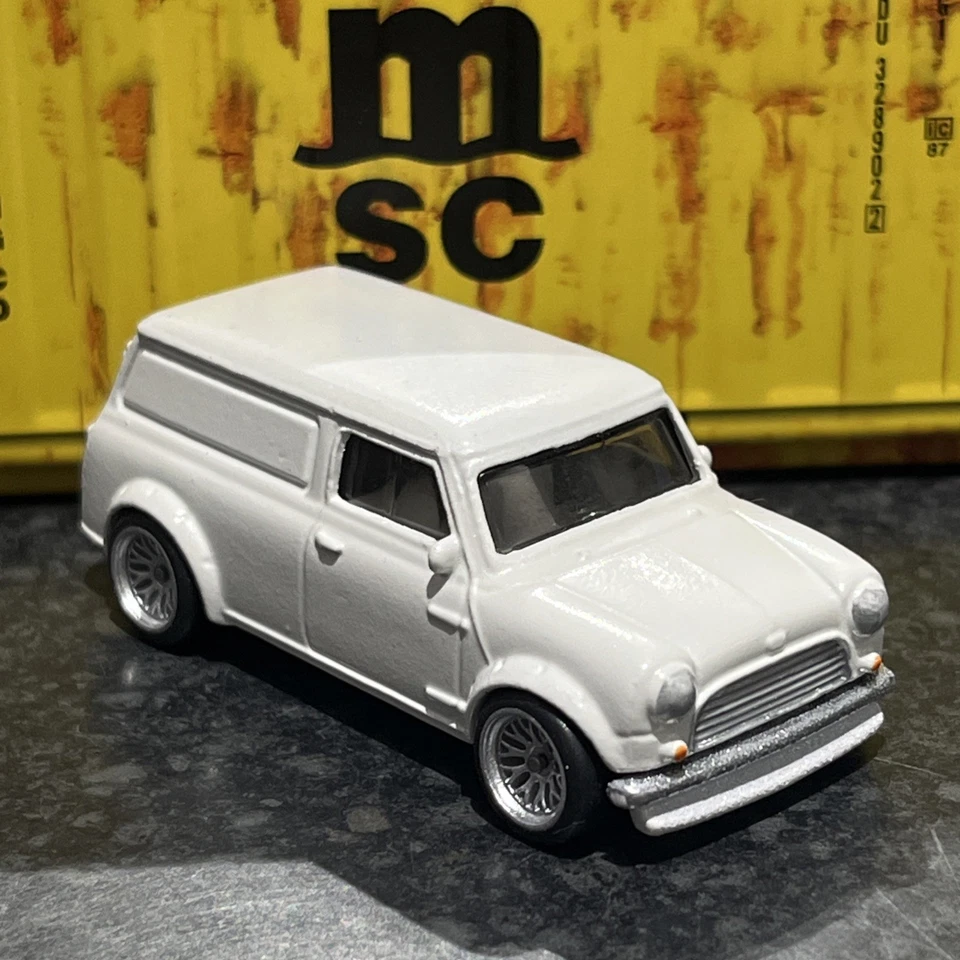 Mini van Hot Wheels Austin personalizada com pilotos reais - Imagem 4 de 4