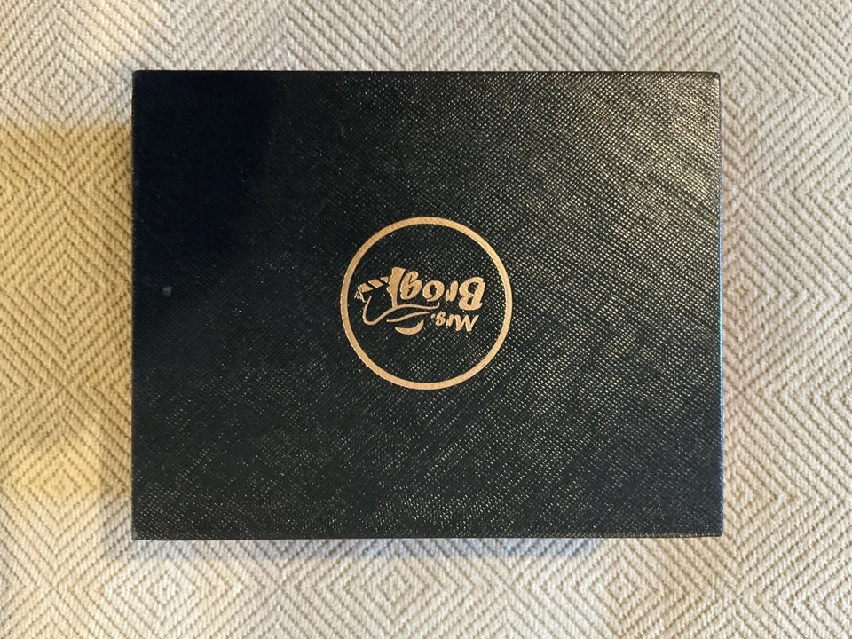 Mrs. Brog Encendedor Butano Doble Antorcha Cuero Negro con Caja y Pedernal — Grande Foto 4 de 4