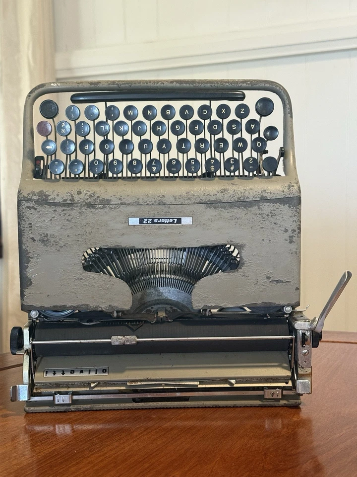 Italian OLIVETTI Lettera 22 Portable Typewriter + Original Case - Working! - Image 2 of 4
