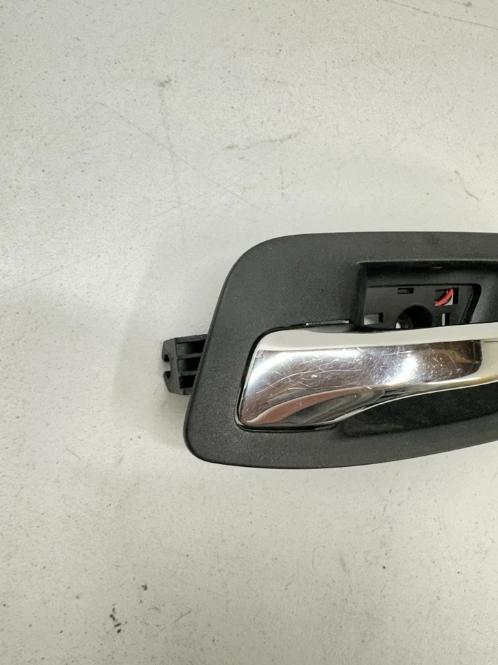 Cargador Dodge 2011-2023 interior delantero izquierdo manija de puerta interior OEM S8 Foto 2 de 4