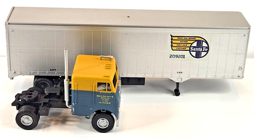 HO Scale Athearn #5490 Freightliner Santa Fe Trailways Tractor w/40' Trailer - Picture 5 of 16