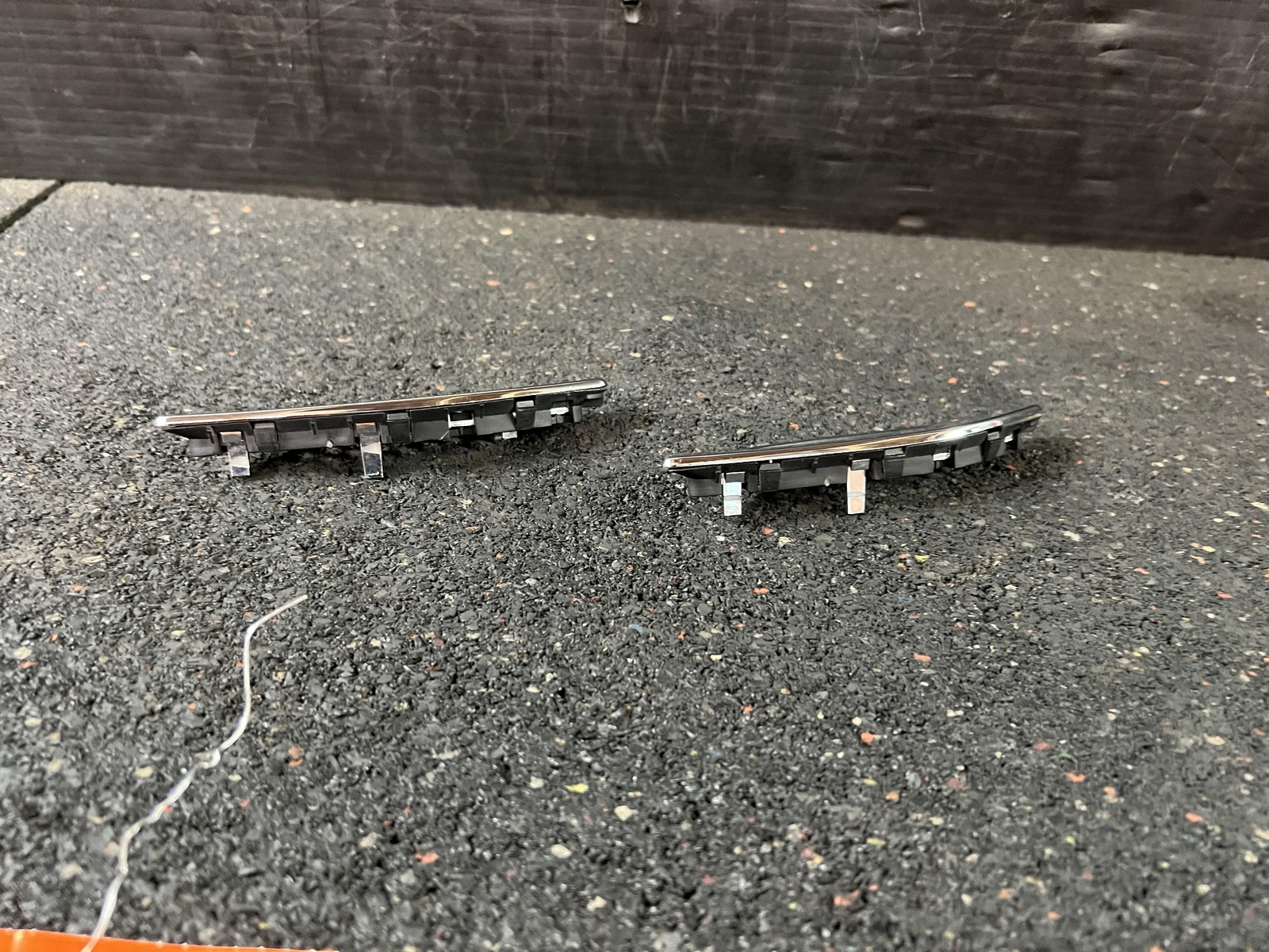 14-17 MASERATI GHIBLI FRONT FENDER VENT GRILL TRIM ONLY 2 OF 3 PIECES