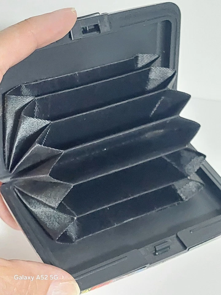 Porta-Cartão Carteira Laurel Burch Proteção RFID Estojo Rígido Gatos Clássicos 3x4,5" - Imagem 3 de 4