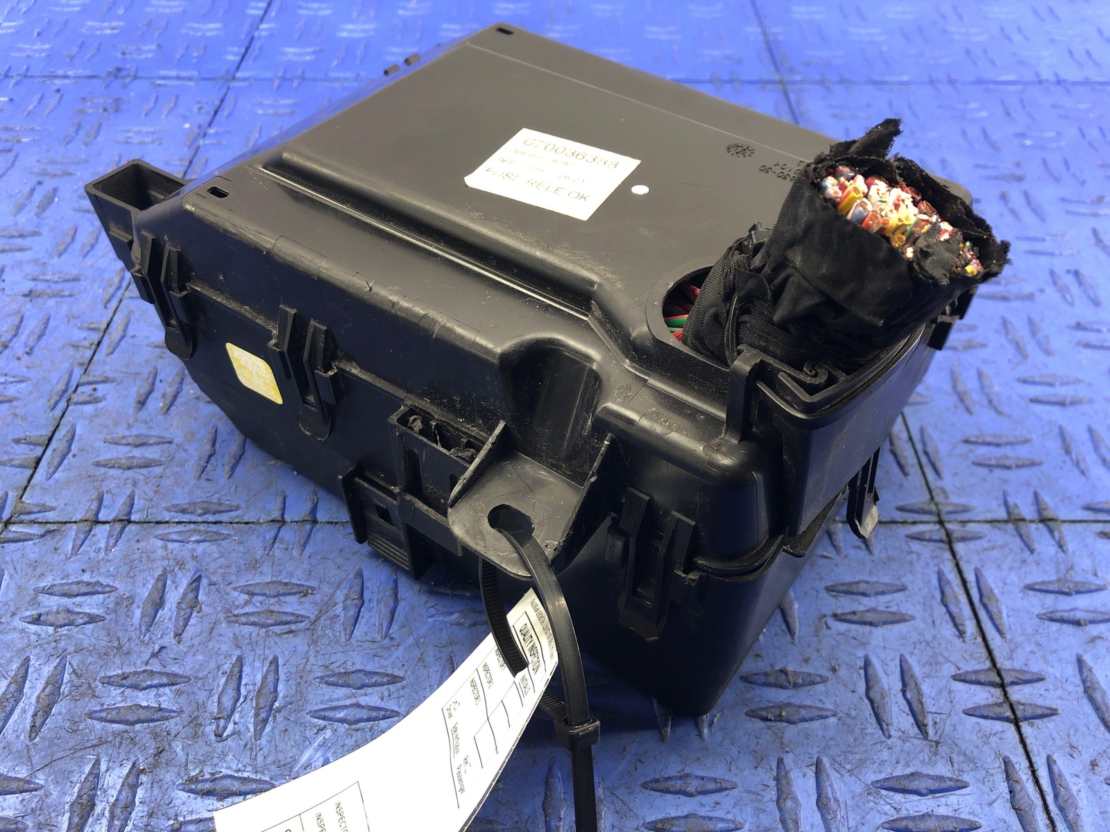 2017-2021 MASERATI QUATTROPORTE 3.0L ENGINE BAY FUSE BOX 670036388 OEM 2018 2019