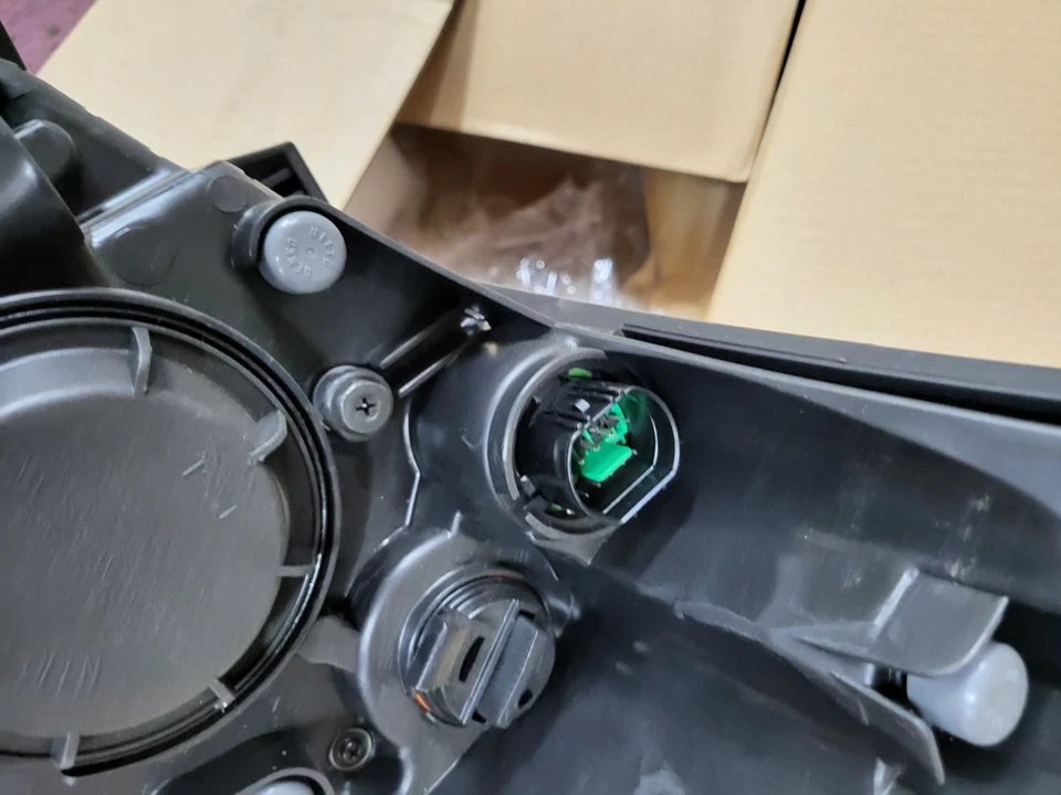 GENUINE NEW KIA CEED 2012 - 18 RIGHT HEADLIGHT 92102 A2380 - Image 4 of 4