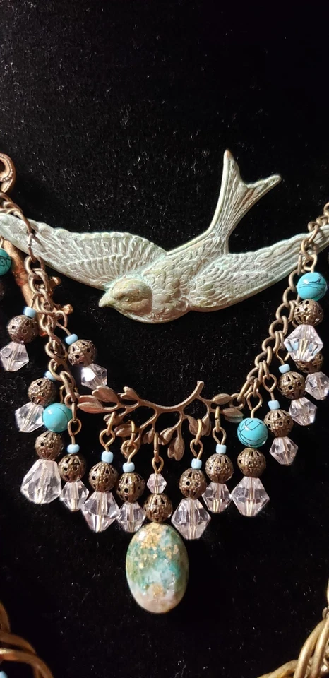 JBTB Swallow, collar con dijes, 11 pulgadas de largo, tono dorado antiguo, cinta azul/verde Foto 2 de 4