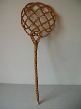 Ancienne tapette à tapis Art Déco en osier rotin vintage rétro de 74 cm