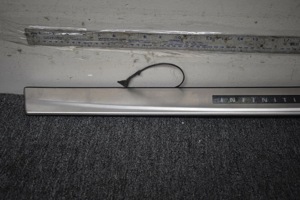 INFINITI M35 2006-2008 PLACA DE DESGASTE DELANTERA DERECHA MOLDURA FÁBRICA OEM Foto 2 de 4
