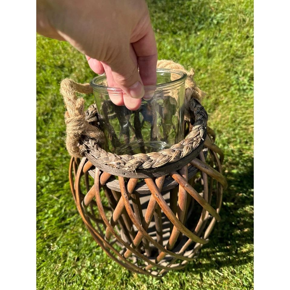 Linterna rústica Boho MCM bambú ratán mimbre y vidrio con mango de cuerda 16" de alto Foto 2 de 4