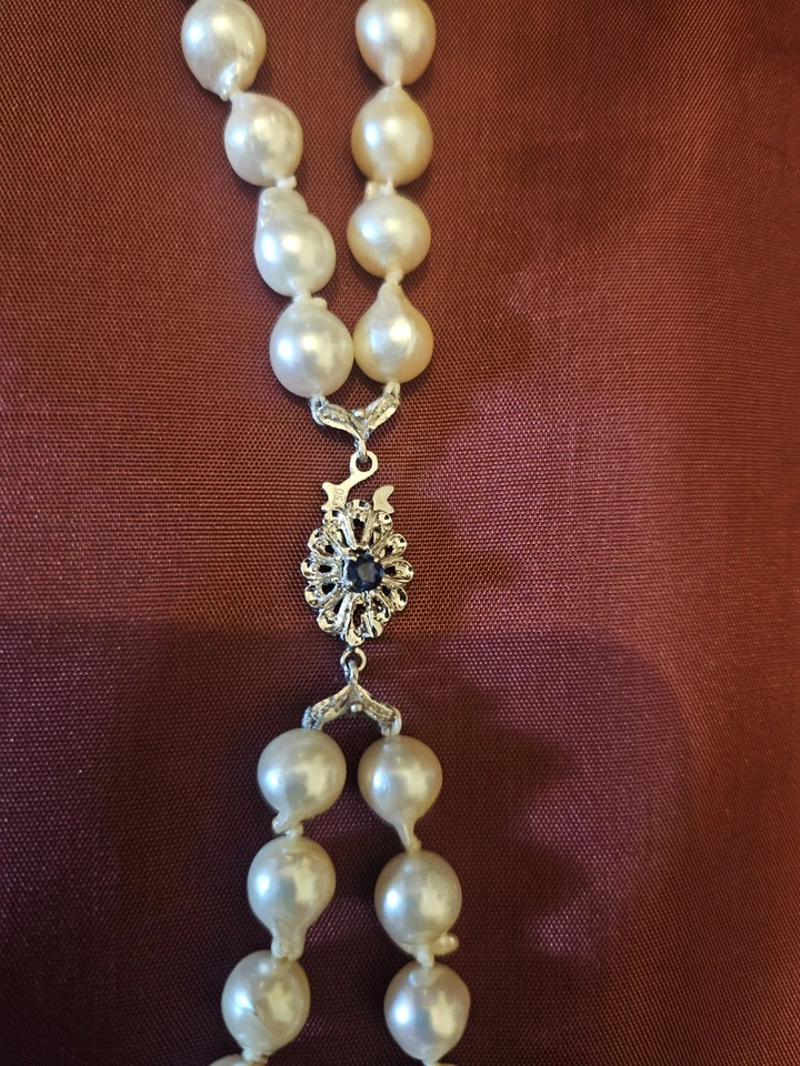 Collana Due Fili di Perle Naturali con Chiusura Oro Bianco e Zaffiro. - Immagine 4 di 4