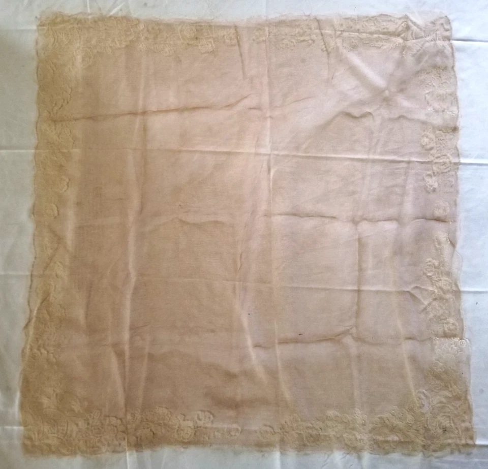 Pañuelo cuadrado de 27" de encaje melocotón Chantilly estampado patrón floral blanco de colección Foto 2 de 4