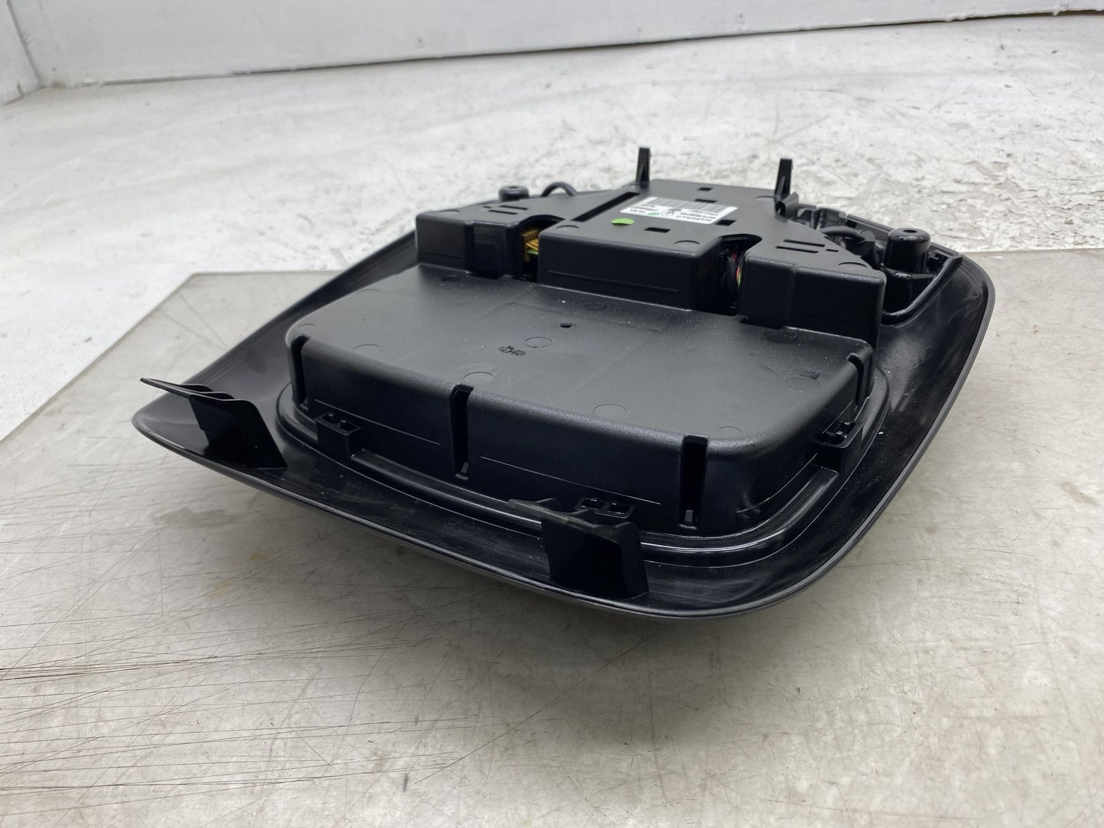 2017-2024 MASERATI LEVANTE FRONT OVERHEAD CENTER CONSOLE DOME LIGHT 06701628740