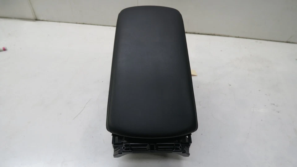 Mazda 3 2019-2024 OEM consola central compartimento de almacenamiento BDGF64441 Foto 2 de 4