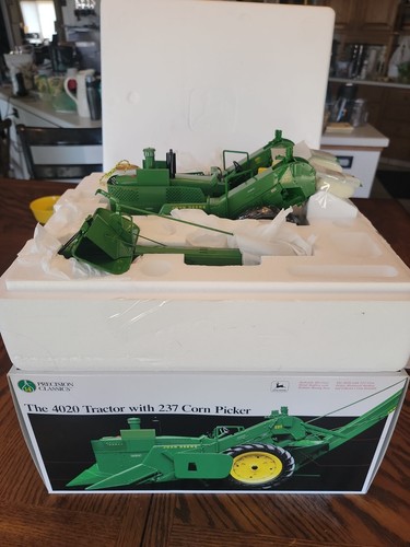 4020 John Deere Tractor w/ 237 Corn Picker MINT - Picture 4 of 12