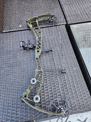 Used Bowtech Solution SS, RH, 25.5''-31'', 60/70 lbs