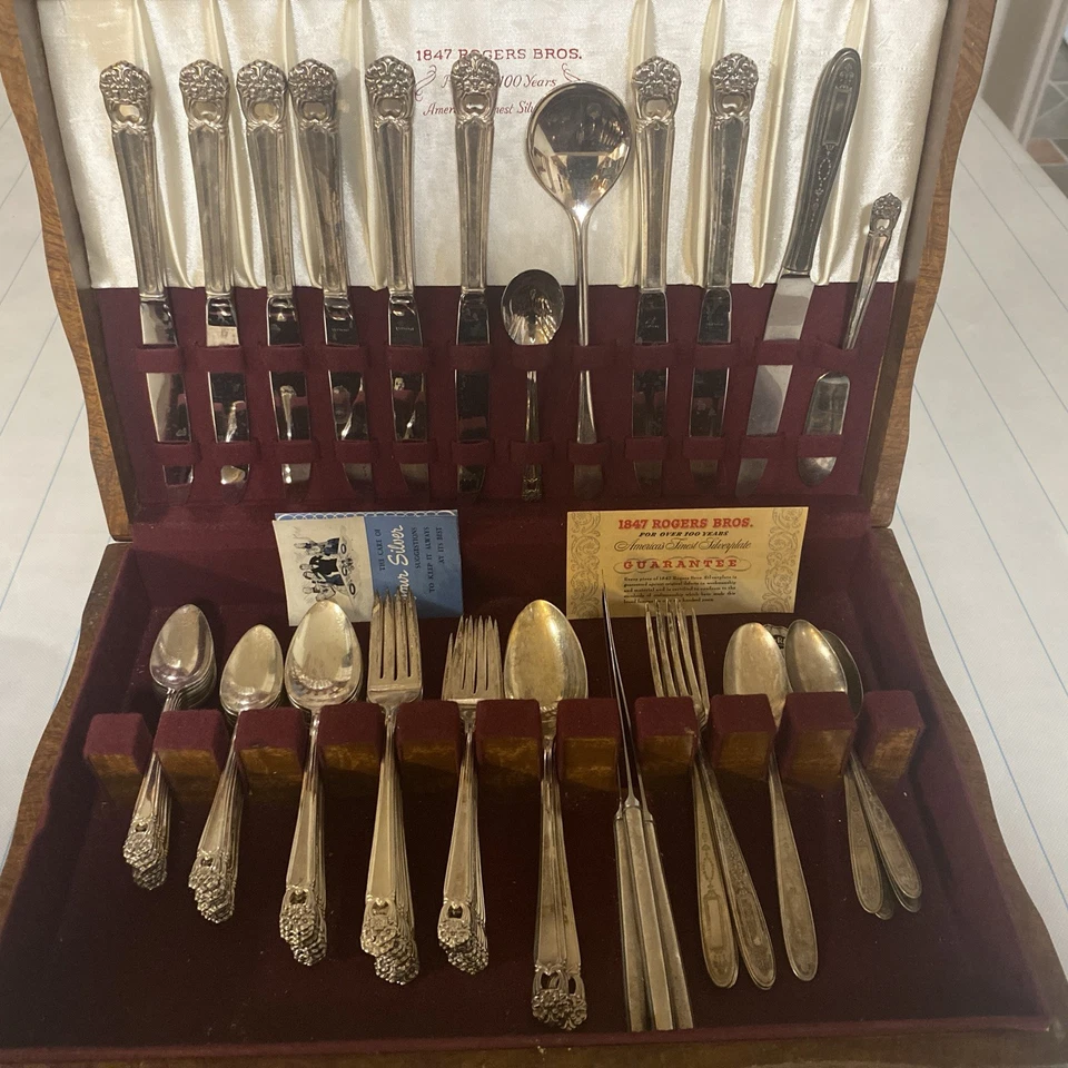 Antigua placa de plata Rogers Bros. de 1847 53 piezas con 13 piezas de artículos de placa comunitaria. Foto 2 de 4