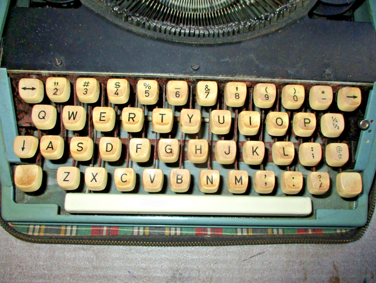 Mid Century Modern Portable Typewriter With Leather Case Carlton