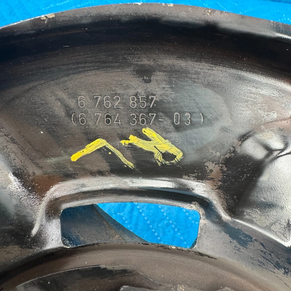 BMW 325i 2006-2011 nudillo trasero izquierdo con buje y sensor ABS OEM 6762857 99 k Foto 2 de 4