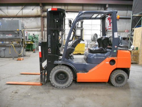 2019 Toyota 8FGU25, 5,000#, 5000# Pneumatic Tired Forklift w/ 4 Stage Mast & SS - Picture 6 of 13