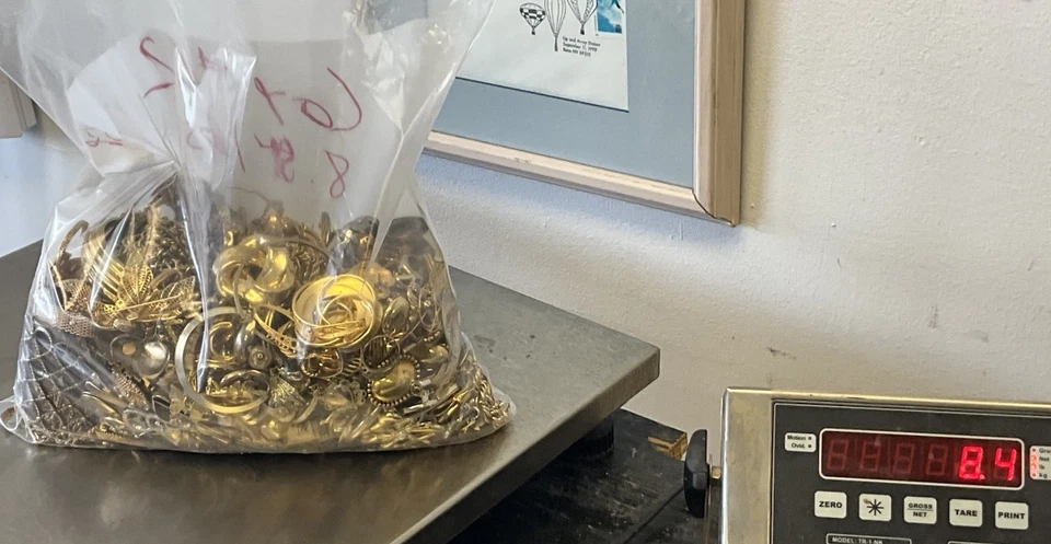 Chatarra de recuperación de oro chapada en oro 8,4 libras lote de refinación de oro # 12 Foto 2 de 4