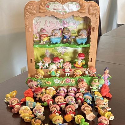 Kenner Vintage Strawberry Shortcake Miniatures Figures Lot with Display Case