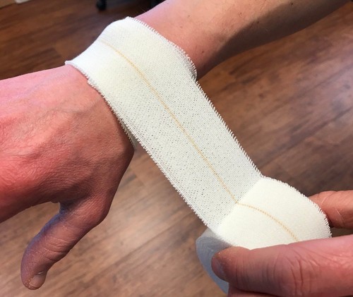 Erste Hilfe elastischer Klebeverband (5 cm x 4,5 m) 6 Rollen EAB - Bild 2 von 3