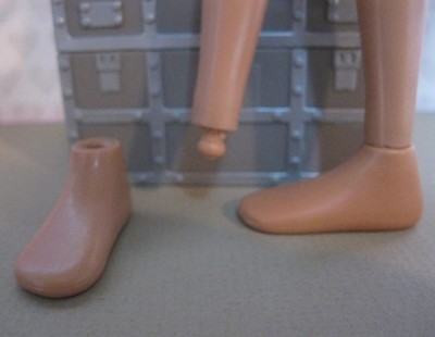 CLOE 2001 Bratz 10'' Girl Doll SUN-KISSED SUMMER TAN SKIN BARE FEET ONLY-1 pair