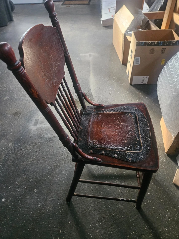 Silla antigua con cuero trabajado Foto 3 de 4