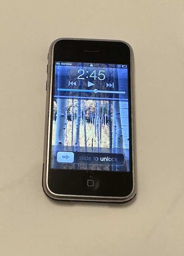 Apple - 【tamaraa】iPhone8 ２台　白黒 Apple iPhone 1st Generation - 8GB - Black (AT&T) A1203 (GSM
