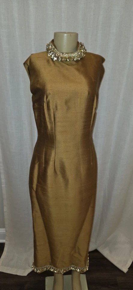 Conjunto de vestido e jaqueta vintage década de 1960 Gino Rossi Roma EUA seda Shantung frisado dourado - Imagem 4 de 4