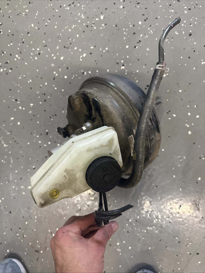 Infiniti Q60 2017-2022 cilindro maestro de freno y refuerzo y depósito OEM Foto 3 de 4