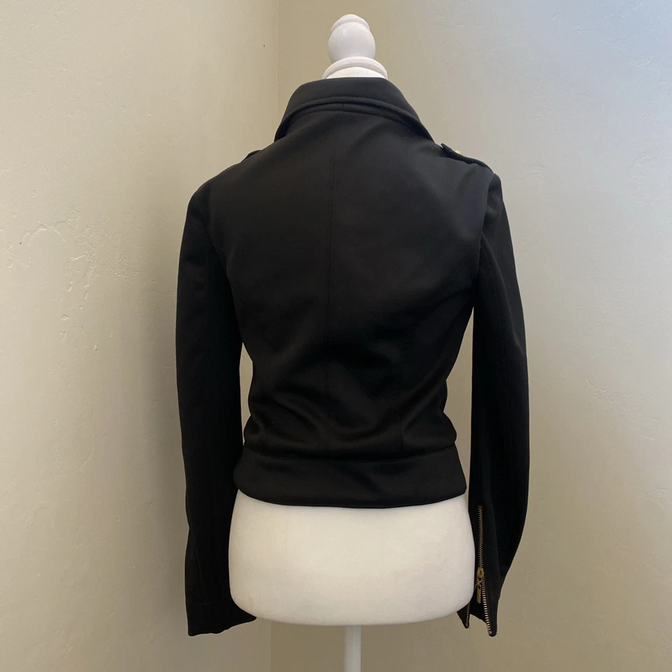 Blazer Bisou Bisou Negro con Botón Dorado y Cremallera Talla XS (1 Botón Falta) Foto 2 de 4