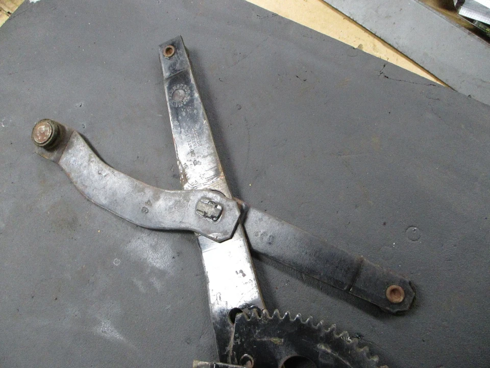 Cadillac Serie 62 1949 sedán ventana trasera izquierda regulador usado Foto 2 de 4