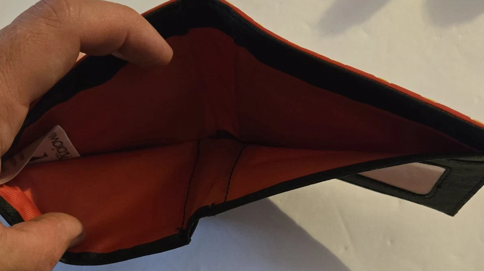 Harry Potter Hogwarts Express 9 3/4 Gryffindor Crest Bi-Fold Wallet Bioworld  - Image 4 of 4