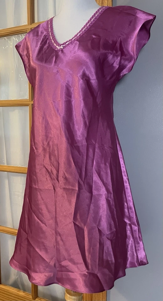 Vestido de Noche Morgan Taylor Íntimo Talla S Magenta Satinado Romántico Caprichoso Clásico Foto 2 de 4