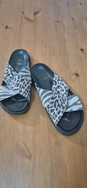 VGUC DOF leather mules size 38 au 7