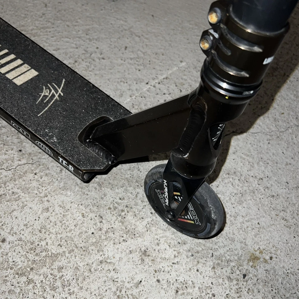 Lucky Scooter - TFOX (Tanner Fox) Firma Analógica Foto 4 de 4