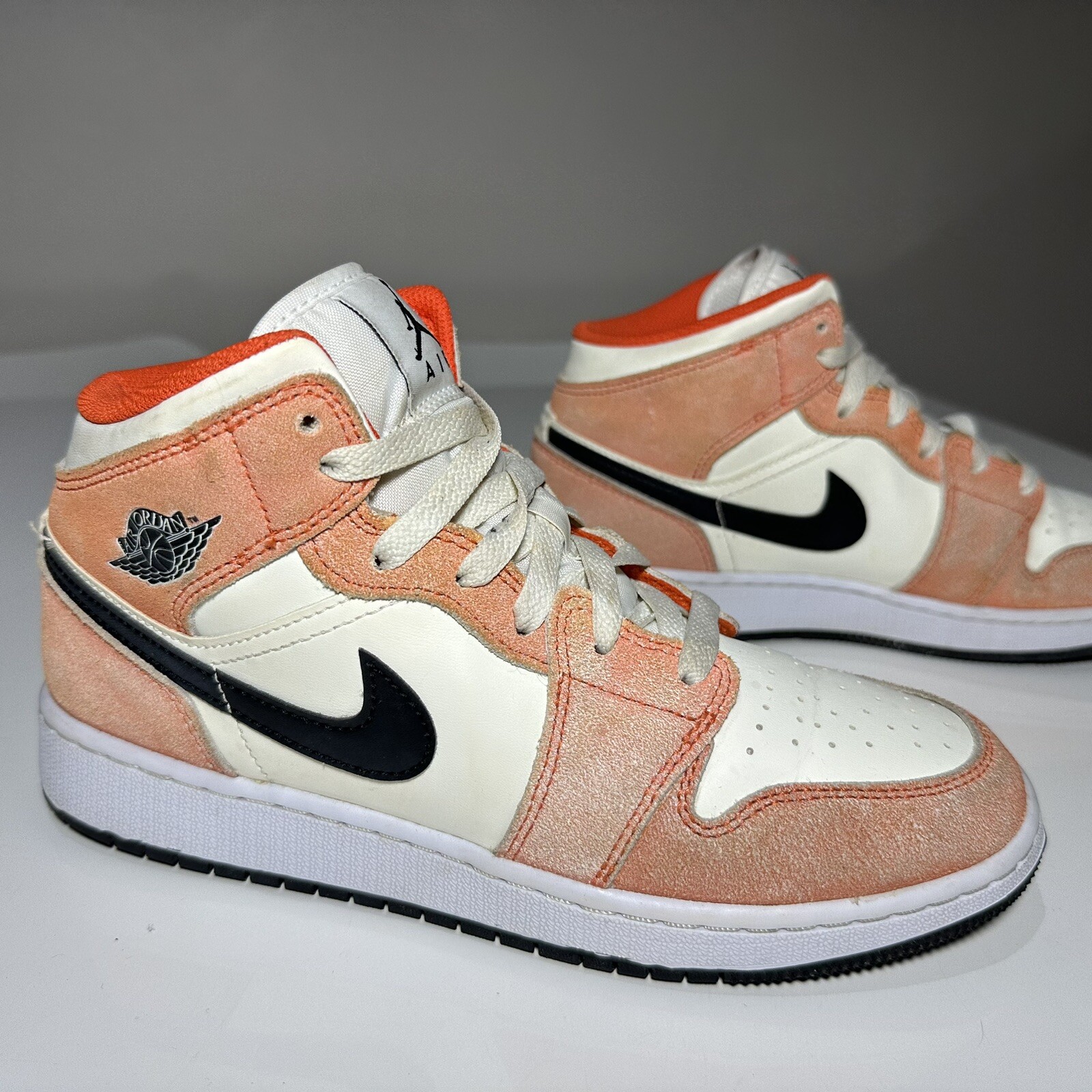 Boys Youth NIKE Air Jordan 1 Mid Orange Suede Sneakers Size 6Y #36662 thumbnail 4