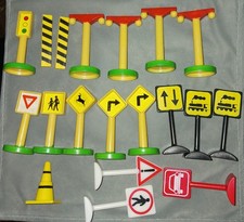 KidKraft Plastic Train SetAccessories, Signs, Light Posts, Barriers Cones
