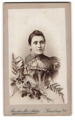 Fotografie Rauchmiller´s Atelier, Günzburg, Elegante Dame mit Blumenarrangement 