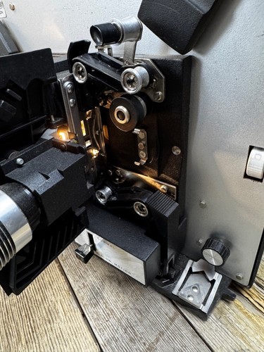 Vintage BELL & HOWELL 481A Super 8MM Autoload Projector SEE VIDEO - Picture 4 of 7
