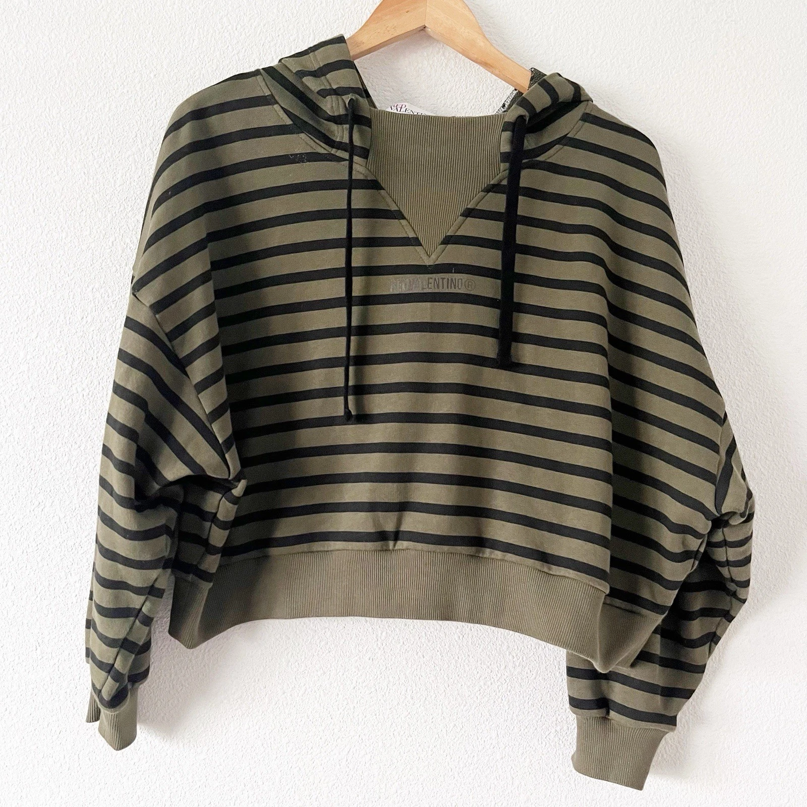 Felpa con cappuccio rossa Valentino stampa ritagliata a righe verdi taglia S