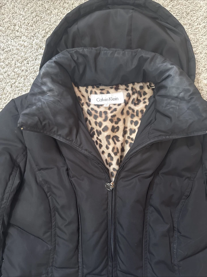 Chaqueta de invierno Calvin Klein negra con capucha para mujer talla XS Foto 2 de 4