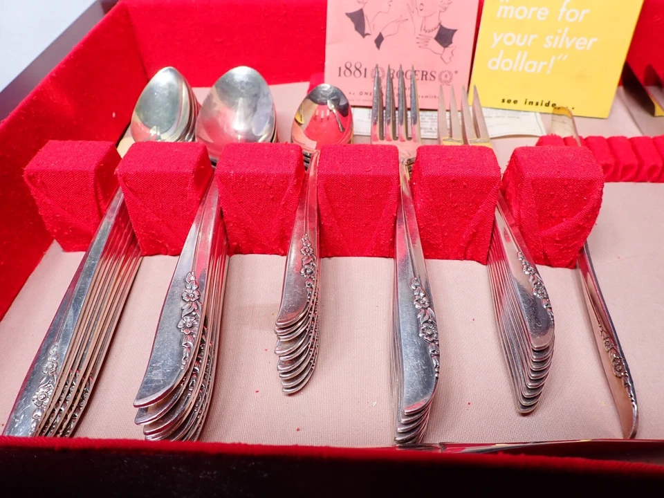 Juego de cubiertos vintage de 71 piezas Rogers de 1881 con placa de plata tiempo lila en caja Foto 4 de 4