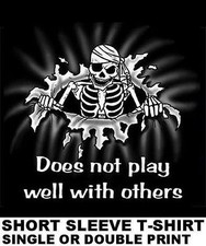 PIRATE CARIBBEAN SKULL SWORD SKELETON DOES NOT PLAY WELL WITH OTHERS T-SHIRT S13