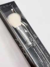 Image of ZOEVA 132 Luxe Powder Finish / Highlighter Brush