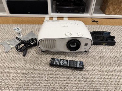 Epson 3500 Home Cinema 1080p 3D 3LCD Home Theater Projector - White