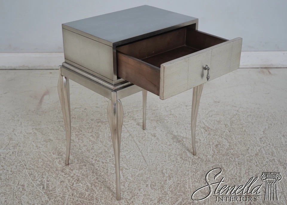 F67447: Par de mesitas de noche Hollywood Regency pintadas en plata con 1 cajón Foto 4 de 4