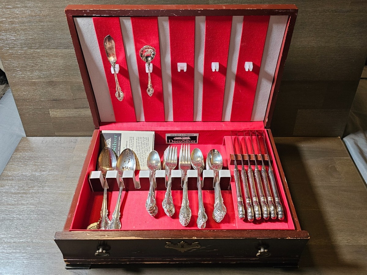 Holmes & Edwards Silver Fashion Inlaid Deep Silver Set of 52 with