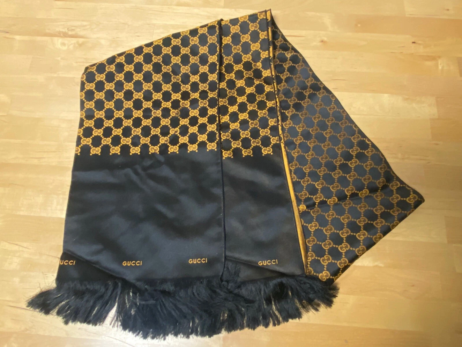 Châle monogramme Gucci 66
